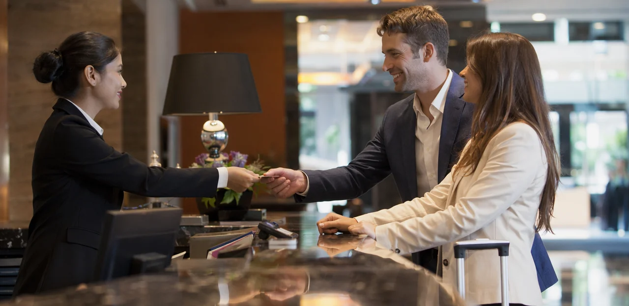Por qué el feedback en el checkout del hotel importa para la experiencia del huésped y la recuperación del servicio