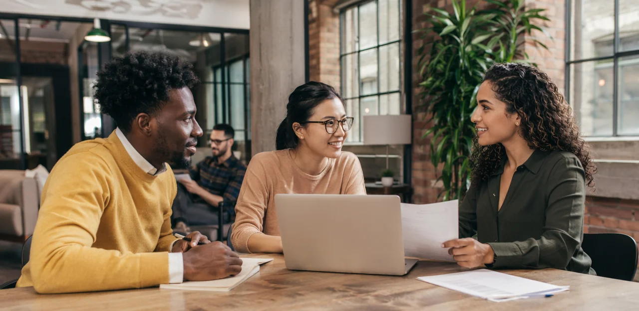 Mejores prácticas para crear informes de feedback en coworking accionables