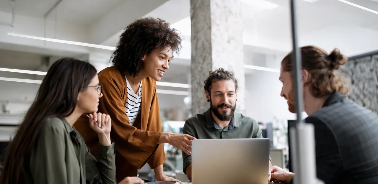 Usa IA, analítica y software de experiencia del cliente de forma eficaz