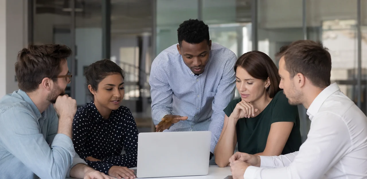 Wie KI und Analysen die Auswertung von Kundenfeedback verbessern