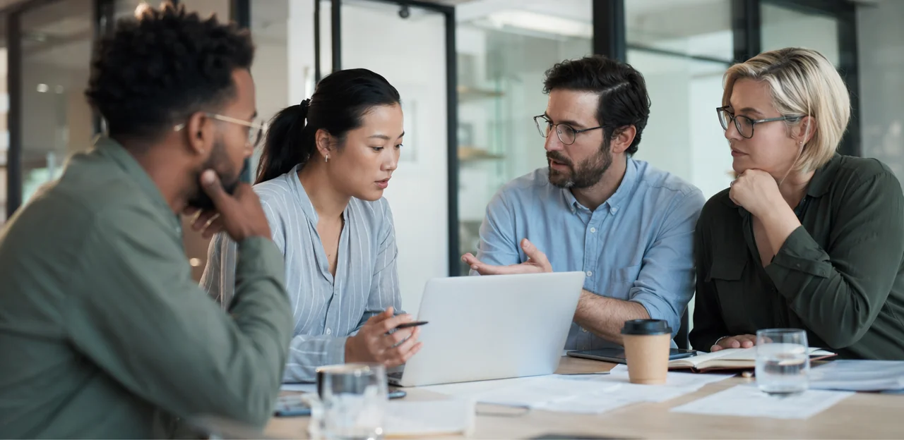 Come analizzare il feedback con AI e analytics