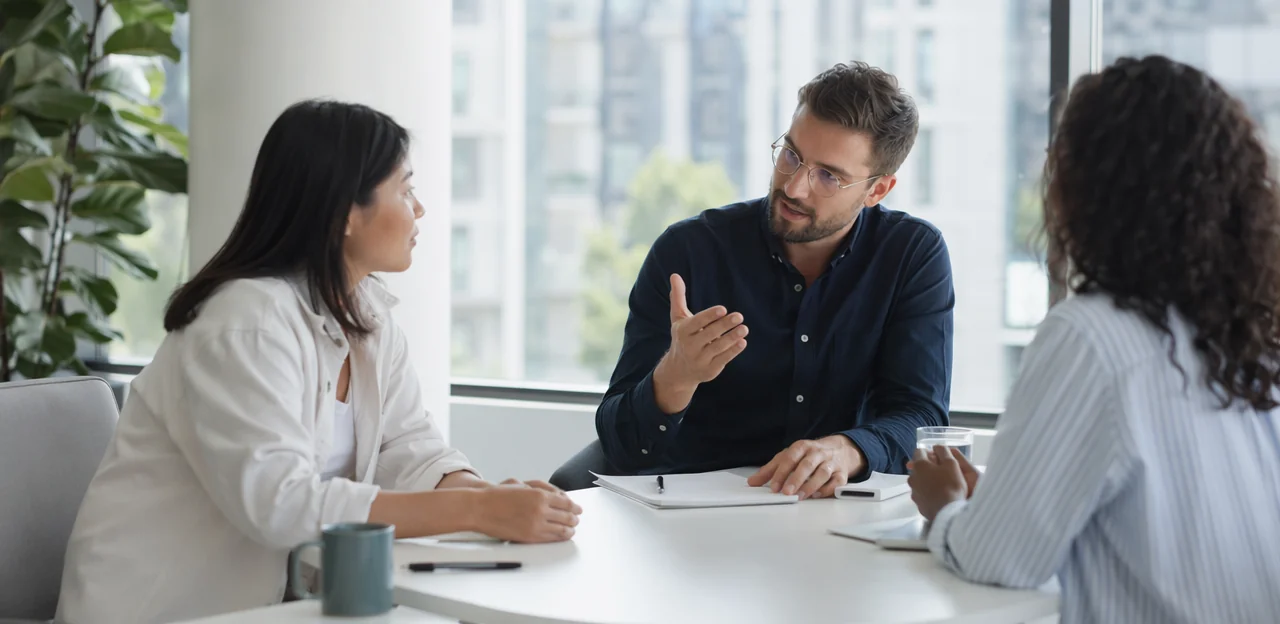 Uso de IA, análises e integrações para escalar operações de feedback