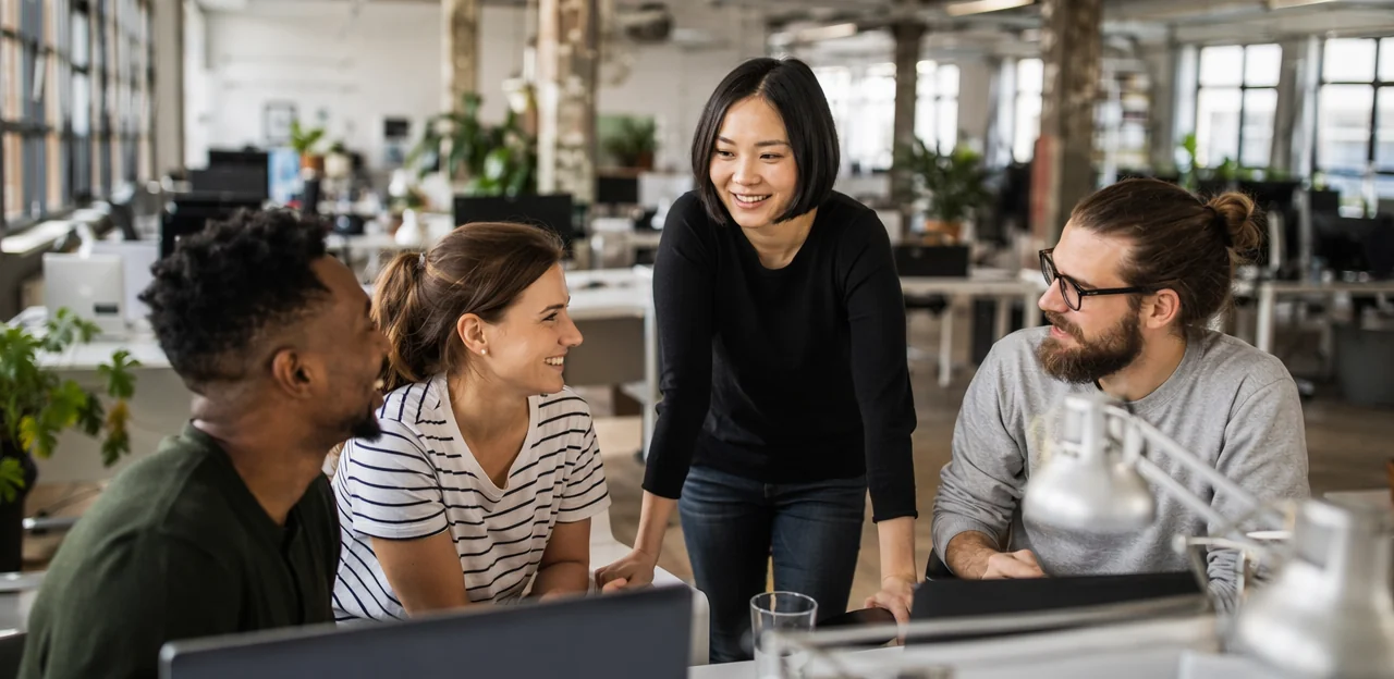 Benchmarking del compromiso de los empleados entre equipos y ubicaciones