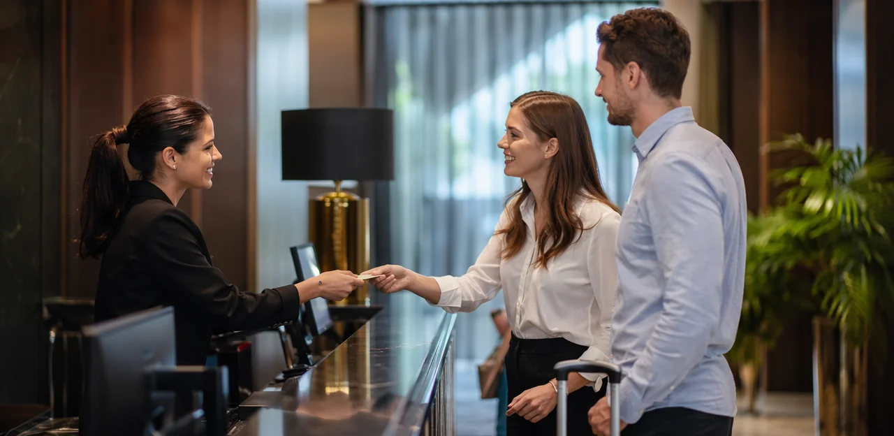 Najlepszy moment i kanały dostarczania ankiet hotelowych
