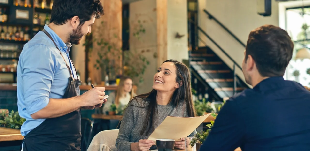 Lancer la campagne de feedback restaurant en établissement et en ligne