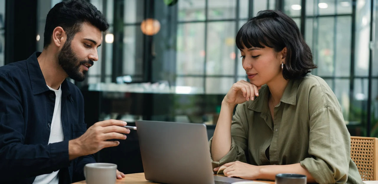 Usando IA e analytics para transformar dados de visitantes em insights