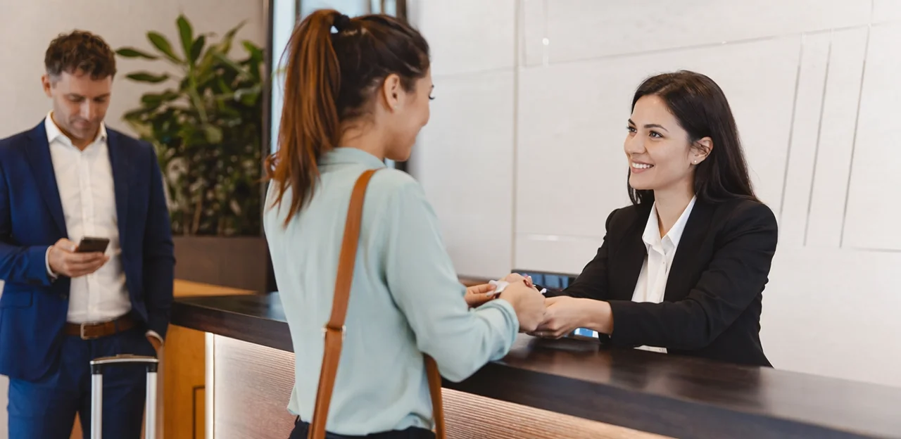 Cómo elegir la plataforma adecuada de feedback de huéspedes para áreas de recepción