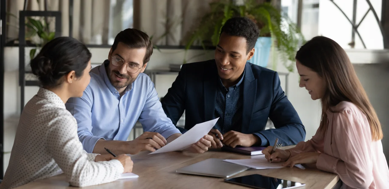 Trasformare il feedback sui pacchi in insight con AI e analytics