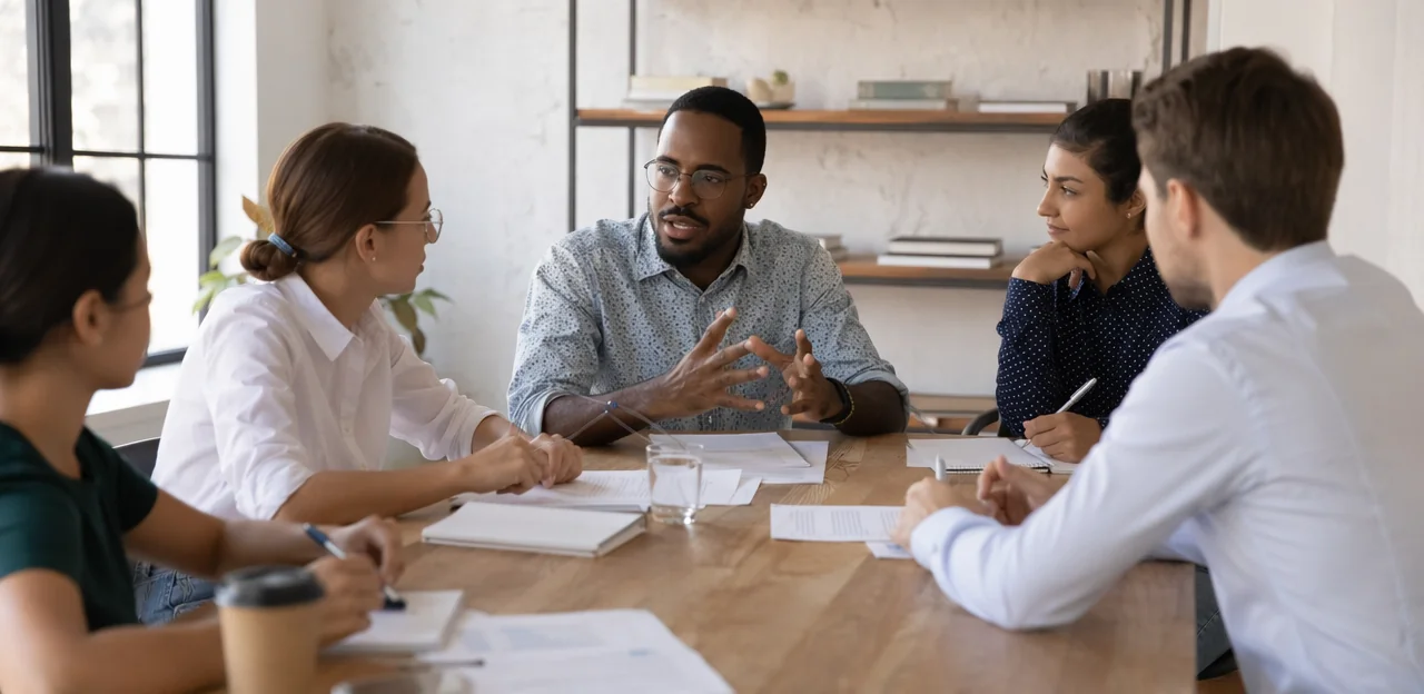Transformando insights de feedback em melhorias acionáveis