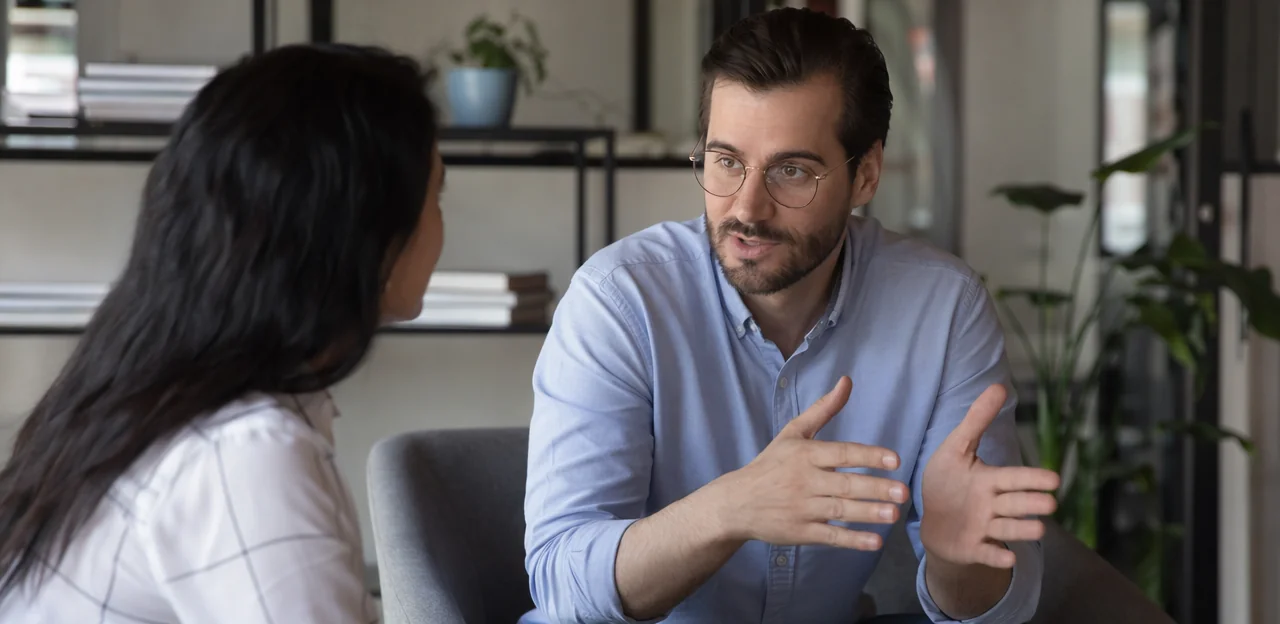 Como criar perguntas de pesquisa que identifiquem problemas reais de serviço