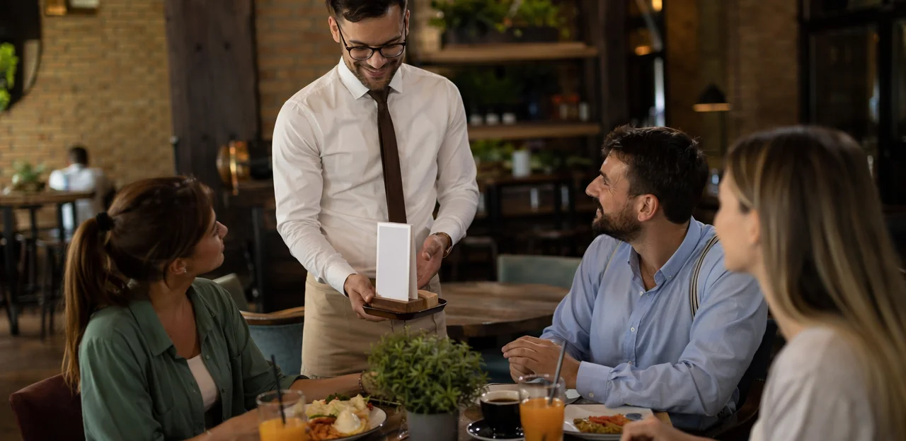Cómo pueden implementar con éxito los restaurantes un soporte de feedback en mesa