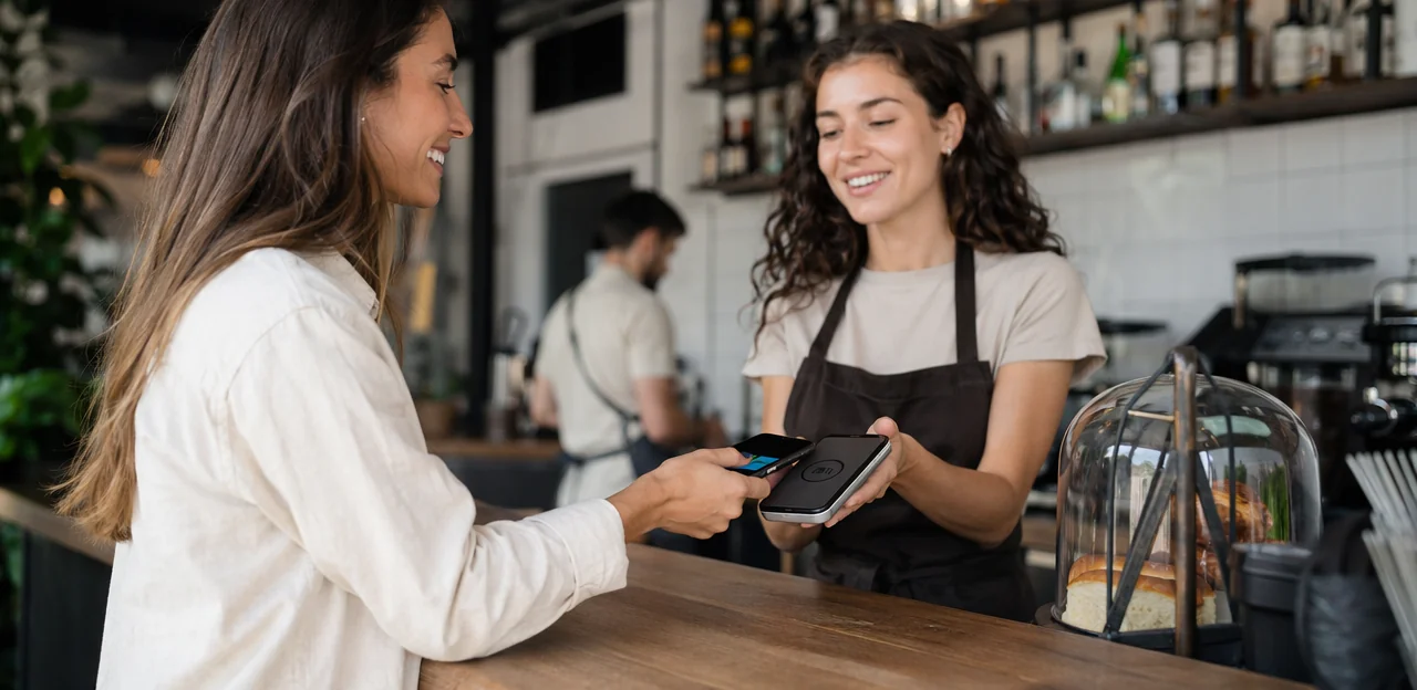 Utiliser les points de contact NFC et QR pour relier les expériences numériques et en établissement