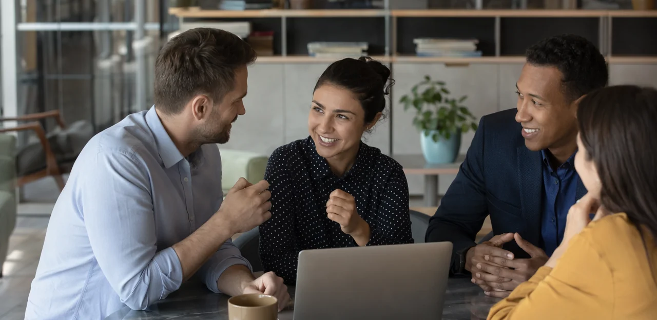 Usando IA e analytics para transformar feedback em insight