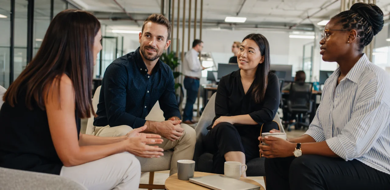 Pourquoi les enquêtes de satisfaction au travail sont importantes pour les équipes hybrides et sur site